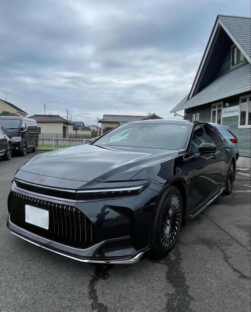 第16代丰田皇冠,第16代丰田皇冠sedan