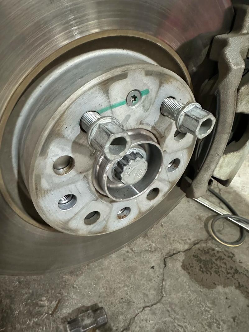 c30汽车,C30汽车轮毂螺丝更换视频