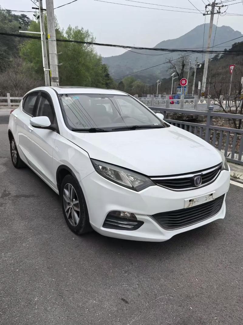 【两厢紧凑型小汽车,紧凑型两箱轿车】